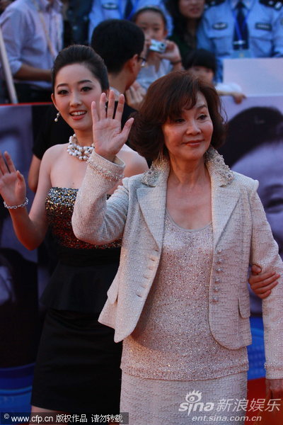 图文：金鸡百花电影节闭幕红毯--蒋梦婕与归亚蕾