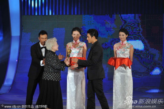 图文：金鸡百花颁奖-任达华携秦怡颁发男主角奖