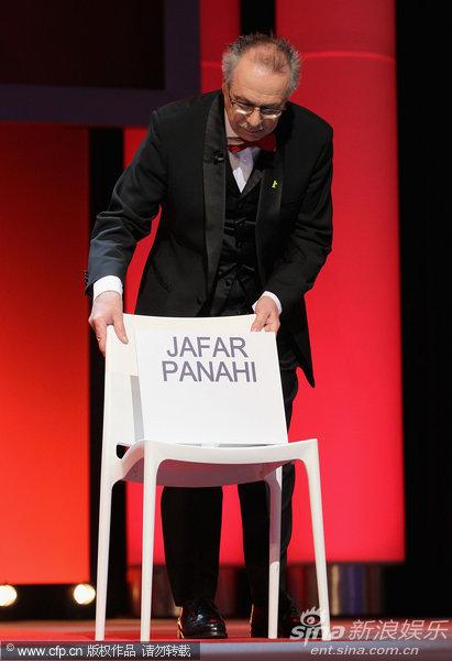 图文:柏林电影节颁奖-迪特摆好帕纳西的椅子