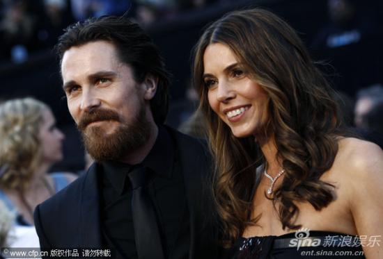 图文:83届奥斯卡红毯-贝尔与妻子亮相