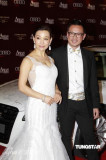 组图：陈冲白色拖地晚装亮相宛如天鹅皇后