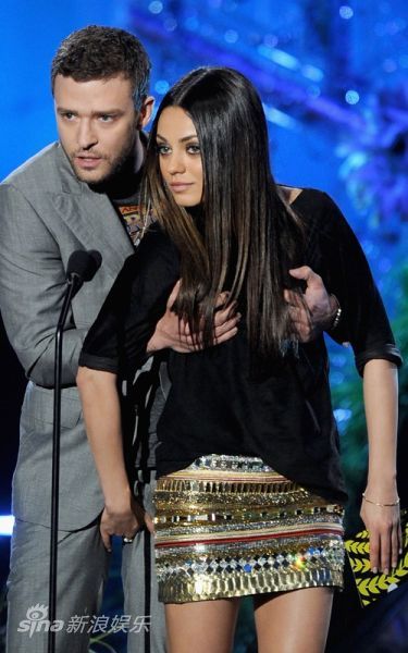 图文:2011年MTV电影奖-贾斯汀和库尼丝搞笑