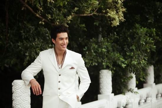 图文:《宝岛双雄》热拍-帅气锦荣