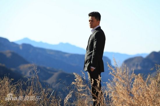 图文:《我愿意》剧照-段奕宏孤单凝望