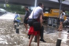 �人��СŮ��׳�й���־�������