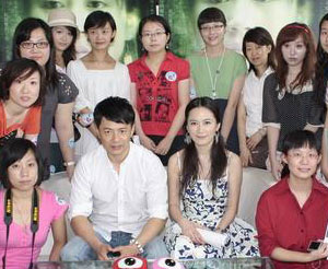 段奕宏自曝片场学佛经 深情演唱与粉丝互动