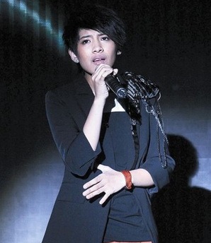 曾静玟发新专辑现场演绎火力十足