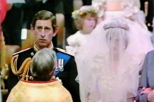 查尔斯与戴安娜结婚宣誓时，忘记看着妻子，看起来显然不是乐在其中。