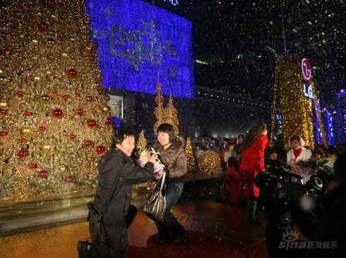 平安夜爱情故事浪漫上演 情侣表达爱意有新去