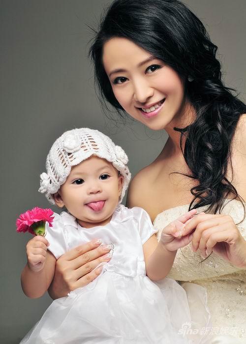 资料<em>图片</em>:09年明星宝贝写真-<em>翁红</em>和<em>女儿</em>_影音