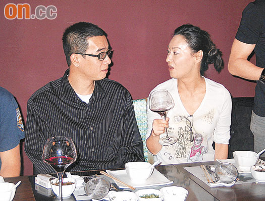 陈小春一反常态大方请客席间帮“阿娘”顶酒