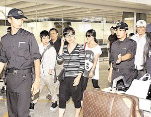 宋慧乔“嫁”到中国香港机场与阿娇擦肩而过