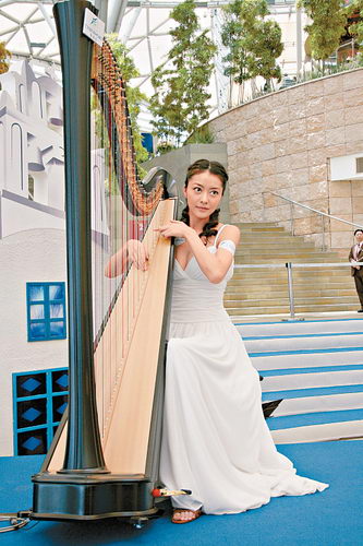 熊黛林表演弹竖琴不羡慕刘嘉玲嫁人(图)_影音娱乐_新浪网