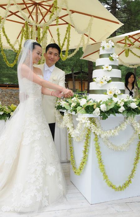 组图：刘嘉玲三套婚服迥异风格展高贵典雅