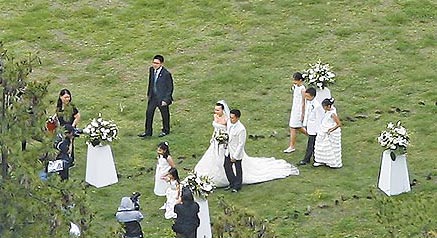 百余宾客不丹贺伟玲大婚 王菲大女儿当花童(图)