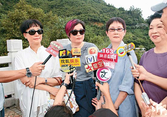 沈殿霞拜祭团独缺郑欣宜陈淑芬名包赠亡友(图)