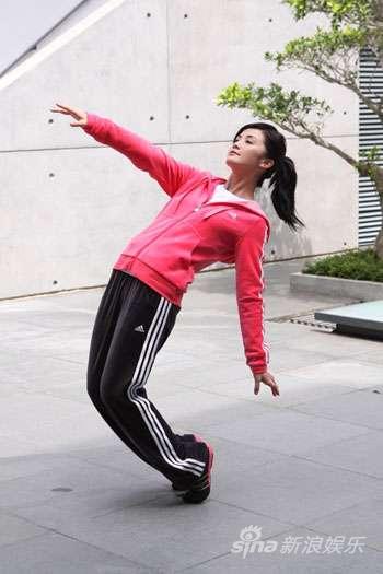 阿Sa拍广告下腰痛到大叫高温下穿秋冬服无怨言