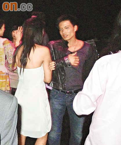 安志杰背着谢婷婷搭讪女伴 cara与外籍男伴亲昵