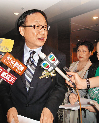 许冠文不谈钱和女人 祝愿"无厘头"报道畅销