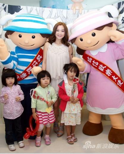 阿雅母亲节看望病童 请妈妈看世博自曝被逼婚【图】