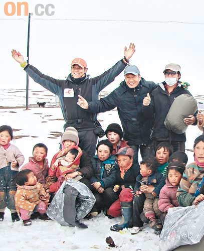 莫少聪再到玉树赈灾目击车祸勇救伤者(图)