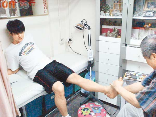 何尚谦James扭伤脚担心工作怕痛(附图)