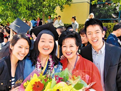 薛家燕三子女均成人 观看毕业典礼喜极而泣