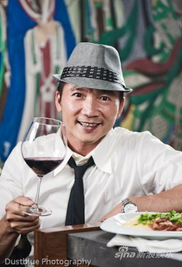 邹兆龙戴着礼帽下厨功夫高手酷爱烹制美食(图)