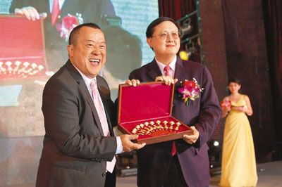 曾志伟（左）亮相春茗 获赠“十全金玉如意”，身价顿显