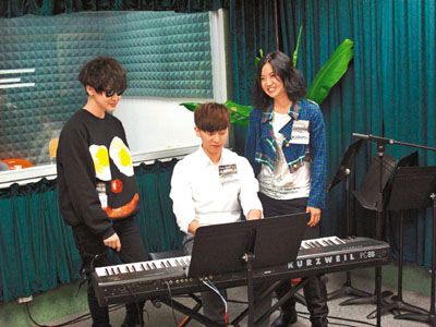 何韵诗（左）昨天与at17及台湾歌手方炯镔为音乐会彩排