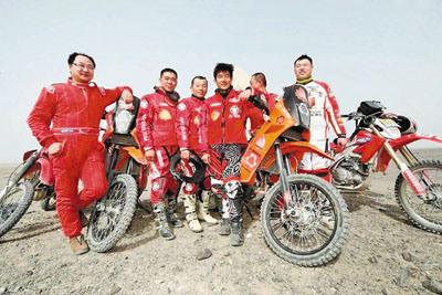 任贤齐新疆摩托车赛受训受伤下巴擦伤致流血