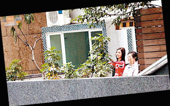 带妈妈（右）参观新房