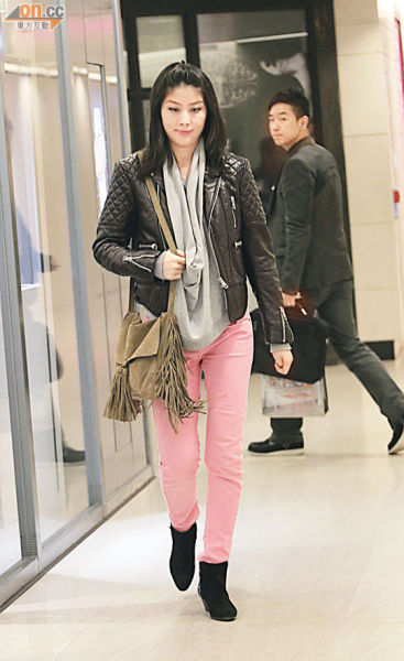 陈慧琳昨天（1月10日）弃穿最爱的高跟鞋，步伐缓慢地离开诊所