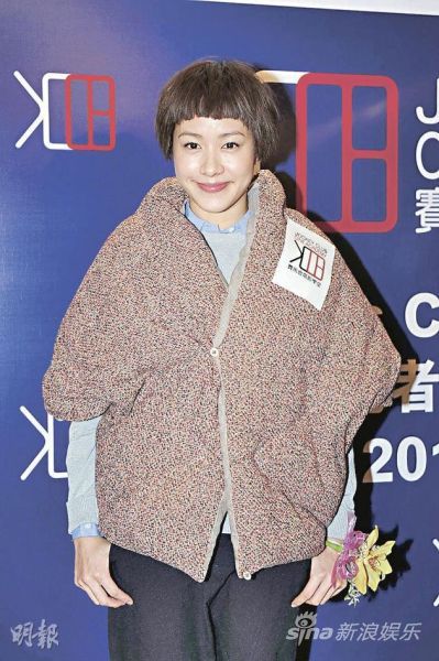 林嘉欣穿着宽松衣服再加一件外套遮掩肚子，被误会再次怀孕