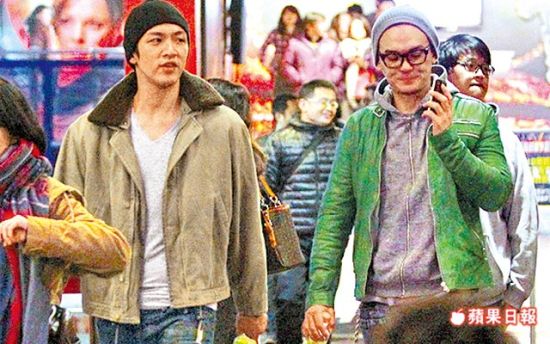 柯震东（左）前晚（2月7日）看完电影散场后与友人悠闲离去。