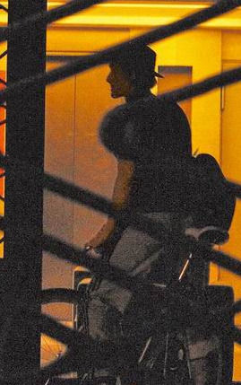 男友半夜骑车回蔡依林家疑似同居(图)