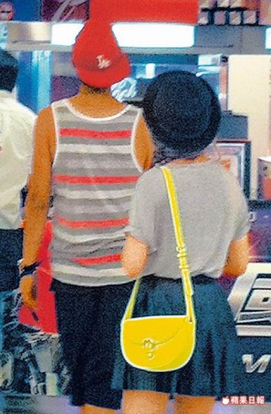 萧亚轩无视路人 搓玩柯震东腋毛调情