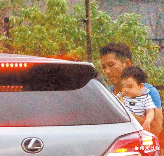 黄少祺（后）抱着儿子乘坐老婆小蓁开的休旅车出游。