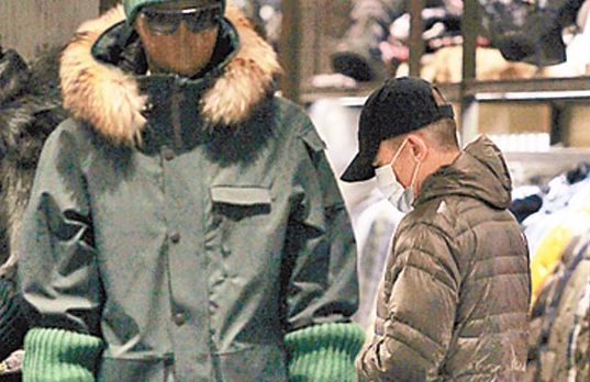 梁朝伟独自逛街看戏 帮刘嘉玲买内衣裤