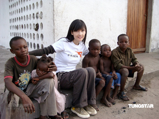 组图:周慧敏赴非洲刚果探访贫困孩子伸出援手