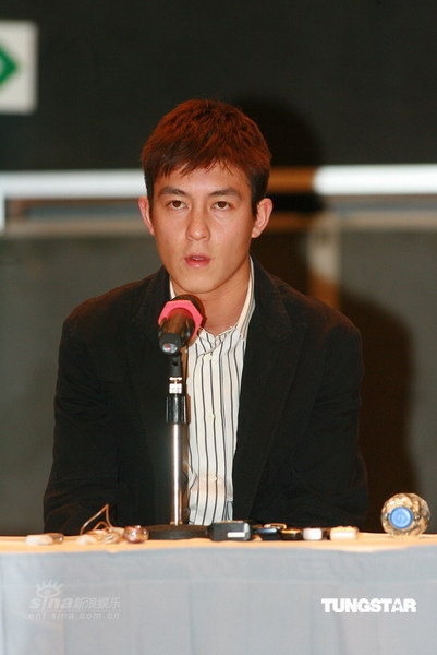 图文:陈冠希亮相开发布会--向受牵连者道歉