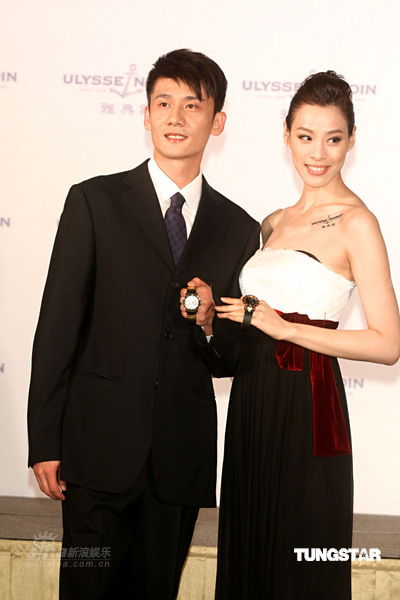 组图：倪雅伦与篮球明星未婚夫同台展示腕表