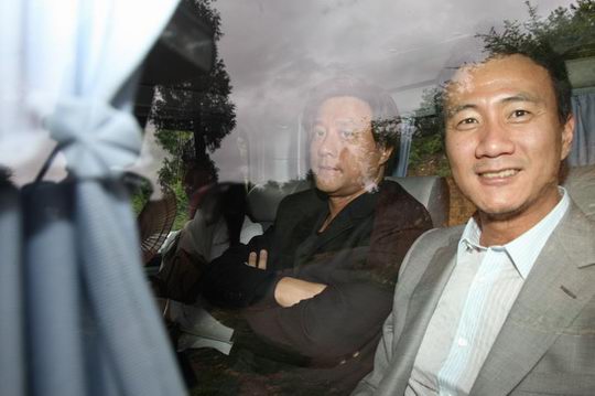 梁朝伟夫妇为山下狗仔队派送蛋糕和香槟【图】