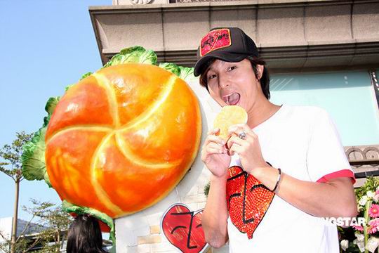 王少伟自立门户实现愿望 开面包店当老板(组图)_影音娱乐_新浪网