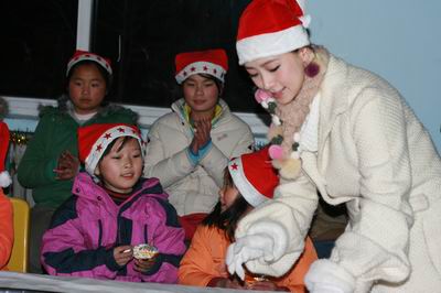 翁虹陪服刑人员子女过圣诞 场面温馨感人【图】