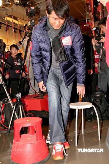 古天乐上海低调出席剪彩 店内换上红球鞋【图】