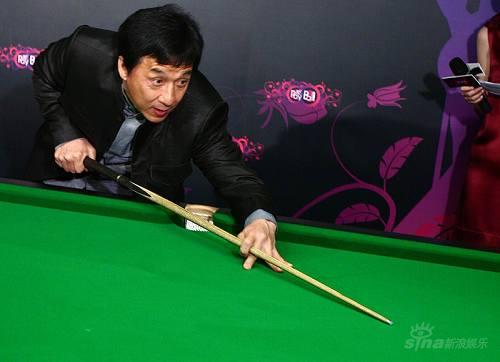 成龙大秀台球技艺 有机会想挑战丁俊晖【图】