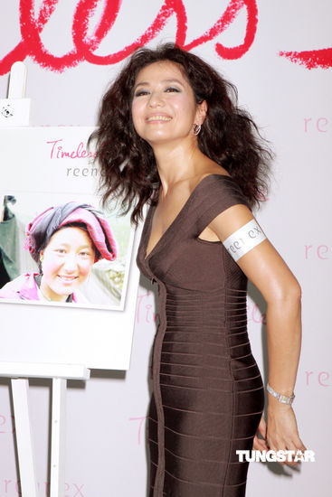 钟楚红低胸装代言 淡看姻缘称一切随缘