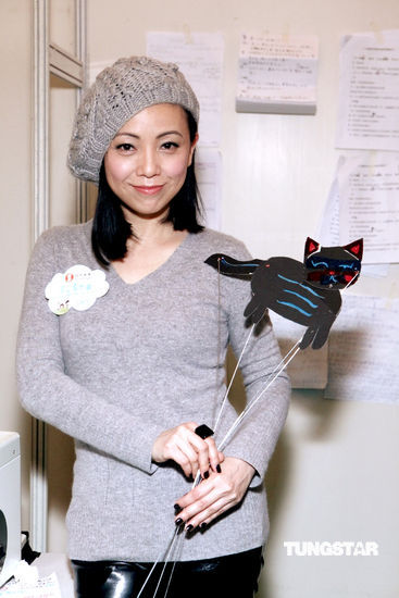 邓萃雯意外现身 为小朋友自创偶戏站台【图】