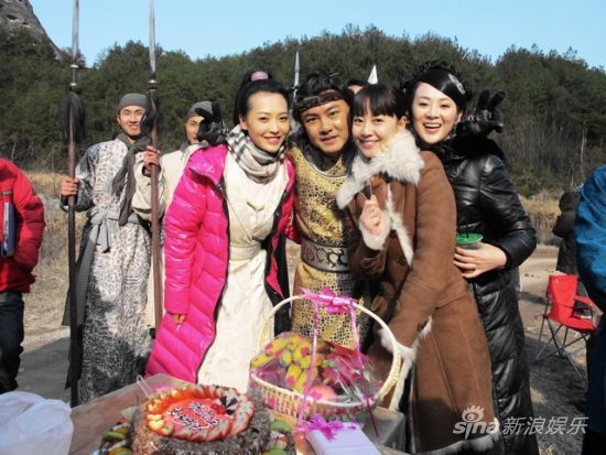 妻子张茜拥抱张卫健